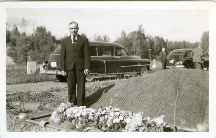 1952_HalmeToivo_Funeral_E4990_photo